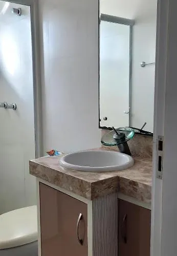 Quarto, O Banheiro E De Uso Exclusivo Do Hospede E Fica Localizado No Corredor , Piscina Compartilhada, Nao E O Apartamento Inteiro, Somente O Quarto