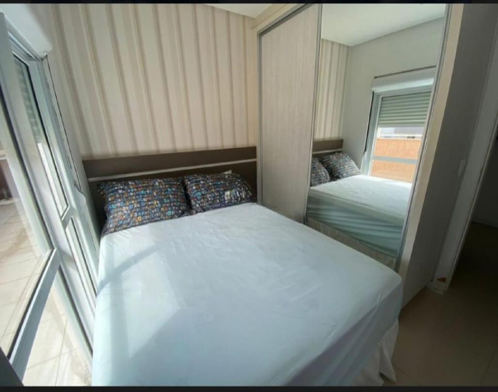 Quarto, O Banheiro E De Uso Exclusivo Do Hospede E Fica Localizado No Corredor , Piscina Compartilhada, Nao E O Inteiro, Somente O *